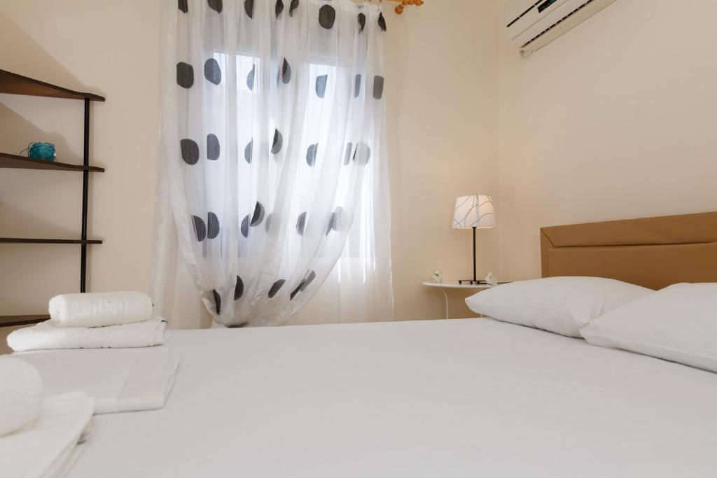 Postel nebo postele na pokoji v ubytování Glyfada Villas III