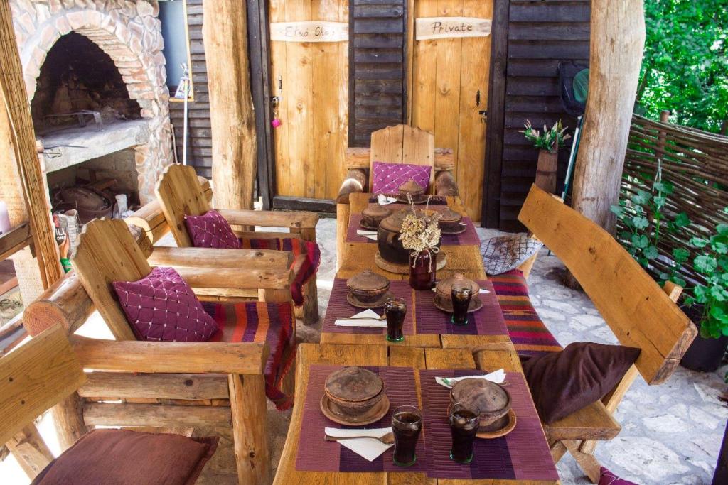 una mesa de madera y sillas en un patio en Etno House Stari mlin, en Konjic