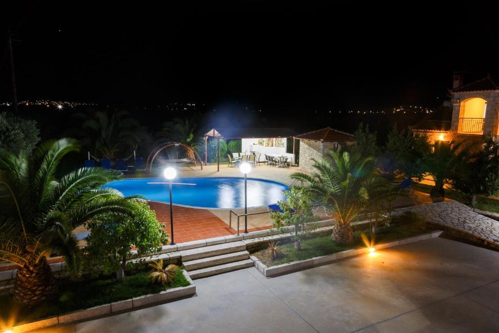 Bazén v ubytování Glyfada Villas III nebo v jeho okolí