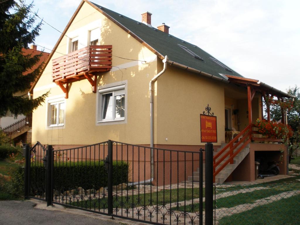 a house with a fence in front of it at Papp Apartman Felsőörs in Felsőörs