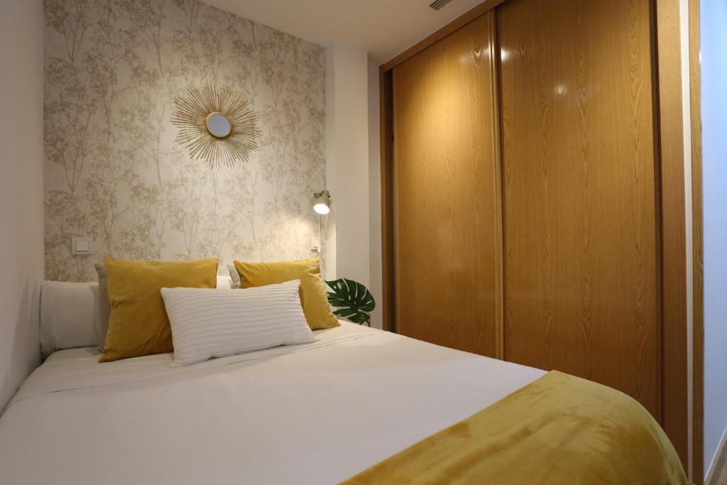 Postel nebo postele na pokoji v ubytování Atocha Art Apartment