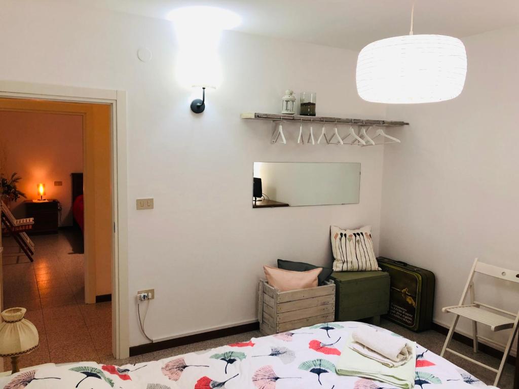 1 dormitorio con 1 cama, 1 silla y 1 lámpara en il Casale di Nonno Guido, en Monterado
