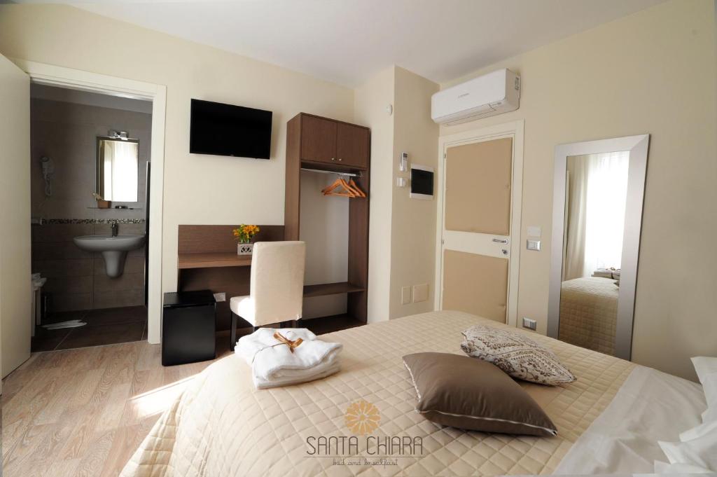 A bed or beds in a room at B&B Dimora Santa Chiara