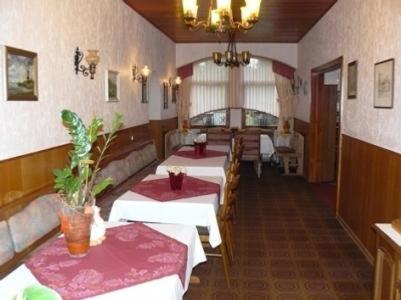 Postel nebo postele na pokoji v ubytování Hotel zur Post Garni