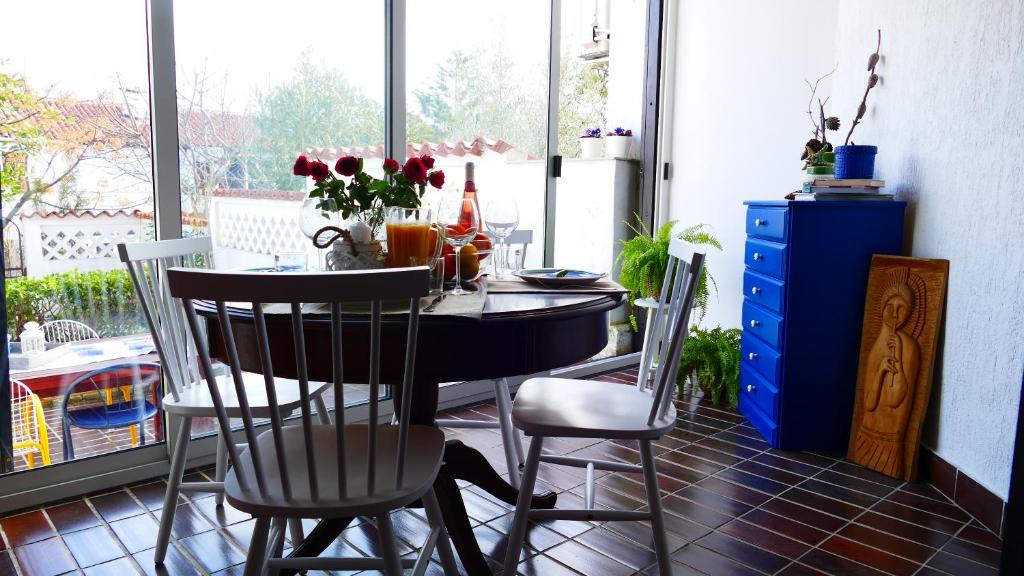 mesa y sillas en una habitación con ventana en Apartment Nada, en Barbariga