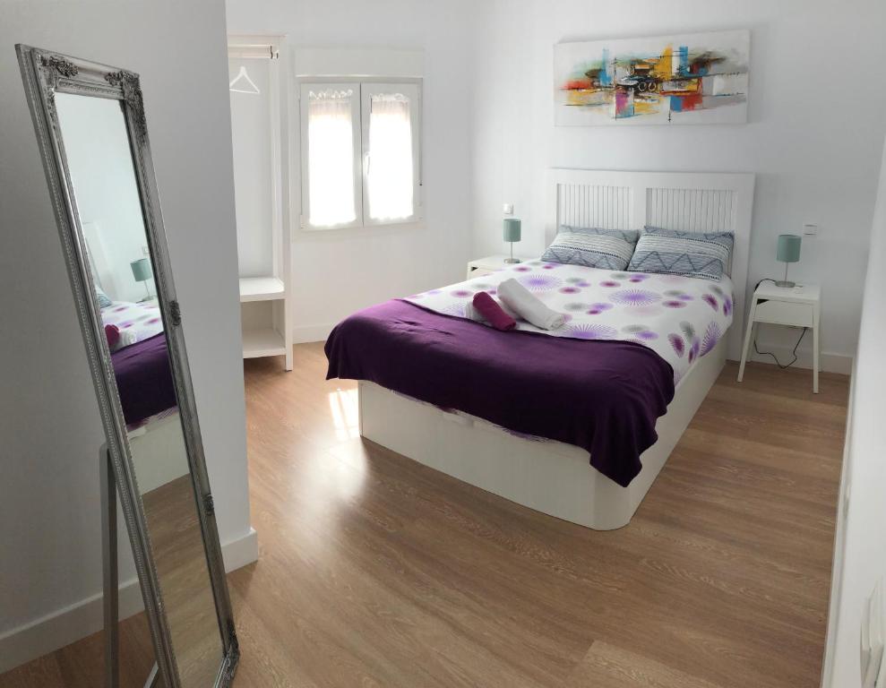 A bed or beds in a room at Apartamentos Catedral Escalinata