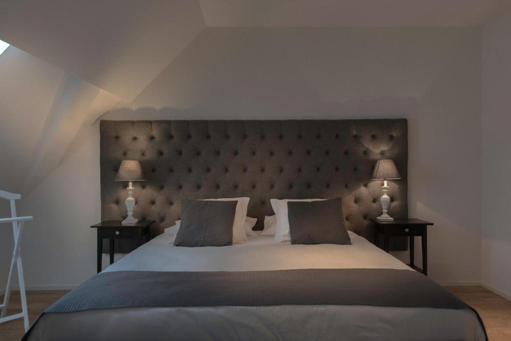 A bed or beds in a room at L’Auberge de Mézières