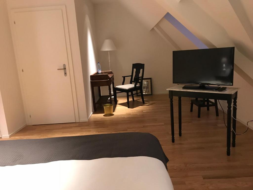TV a/nebo společenská místnost v ubytování L’Auberge de Mézières