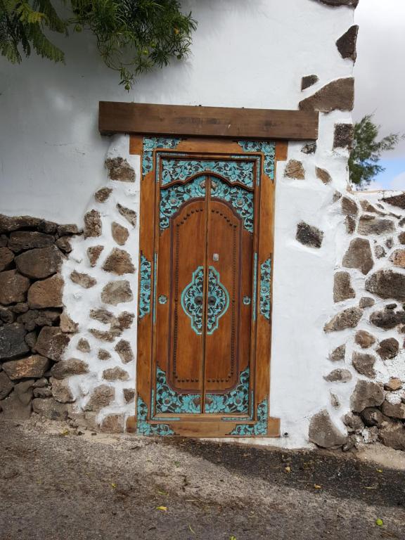 a wooden door on the side of a building at Loft Armony in Villaverde
