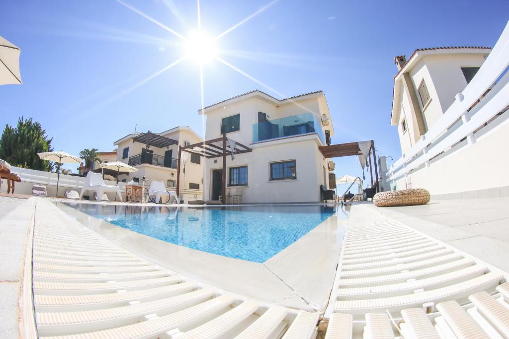 Swimmingpoolen hos eller tæt på Villa Alexandra