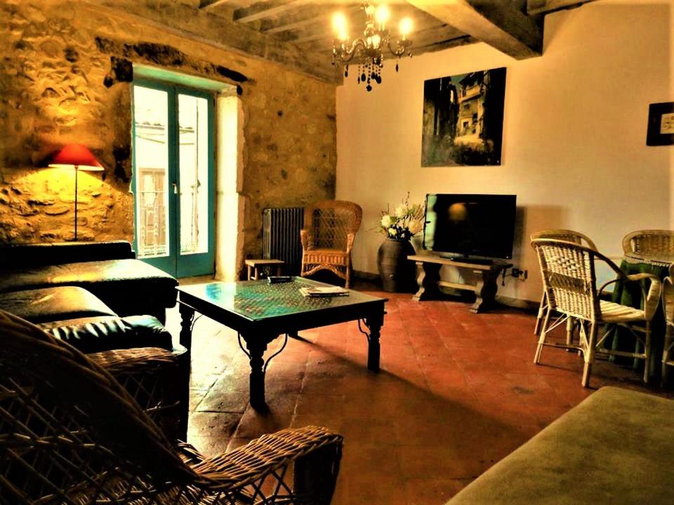 莫加拉斯的住宿－Casa Rural Cabo la Aldea，客厅配有桌子和电视