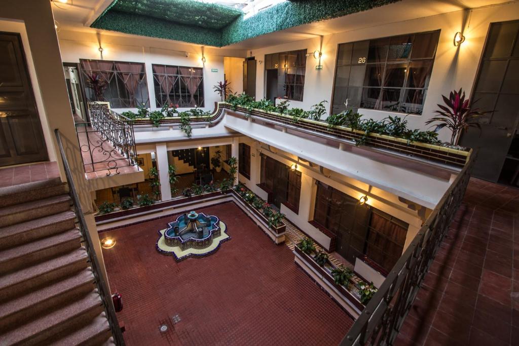 una vista aérea de un edificio con una mesa en el medio en Casa de Juan Hostal, en Xalapa