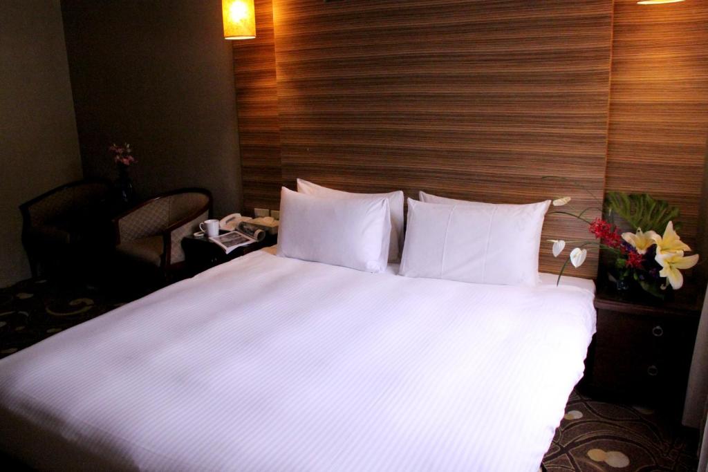 Postel nebo postele na pokoji v ubytování 貴都飯店-Crystal Hotel Taipei