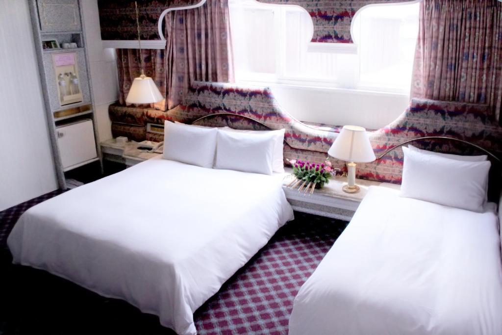 Postel nebo postele na pokoji v ubytování 貴都飯店-Crystal Hotel Taipei