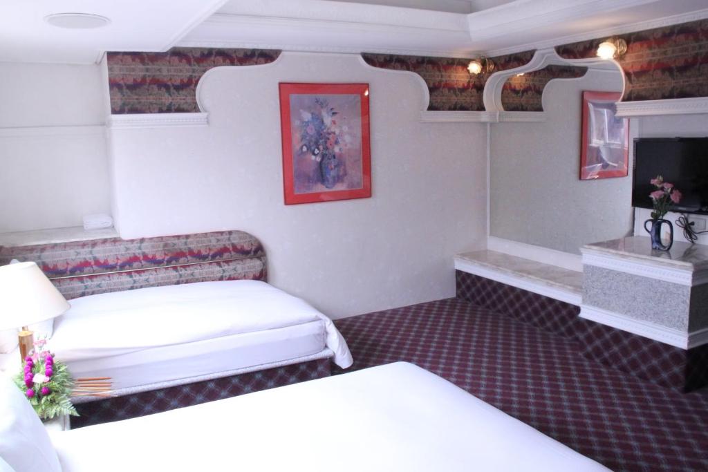Postel nebo postele na pokoji v ubytování 貴都飯店-Crystal Hotel Taipei