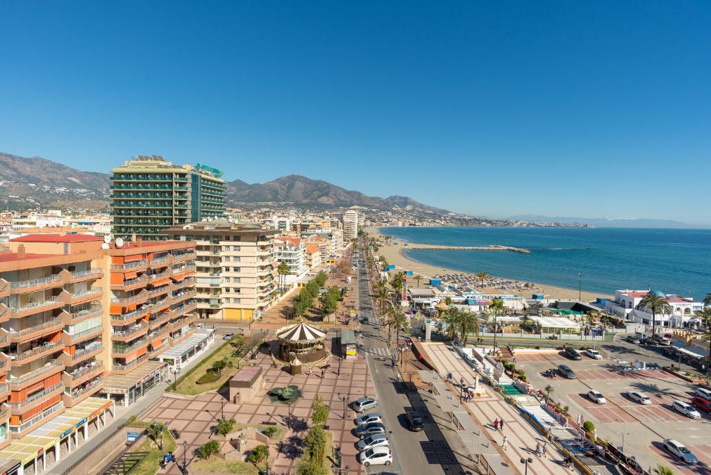 - une vue aérienne sur une ville avec une plage et des bâtiments dans l'établissement KEY-WISE La Mar Salá Primera Linea de Playa con Parking incluido y Piscinas, à Fuengirola