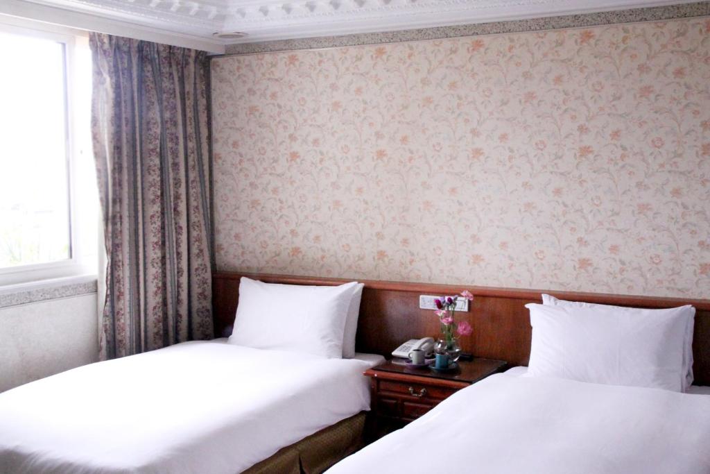 Postel nebo postele na pokoji v ubytování 貴都飯店-Crystal Hotel Taipei