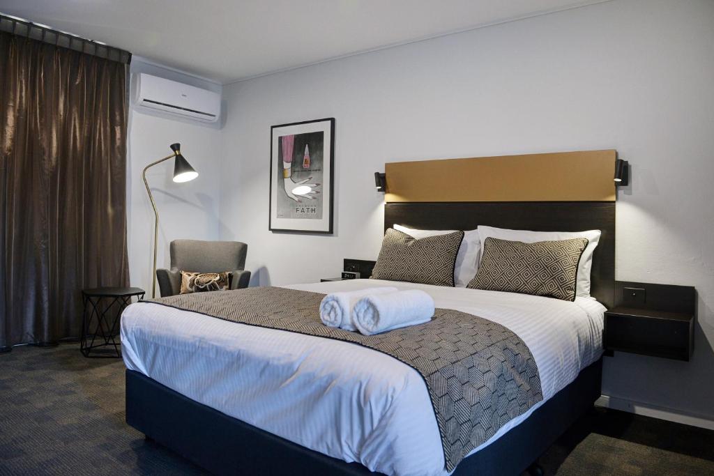 Postel nebo postele na pokoji v ubytování CBD Motor Inn
