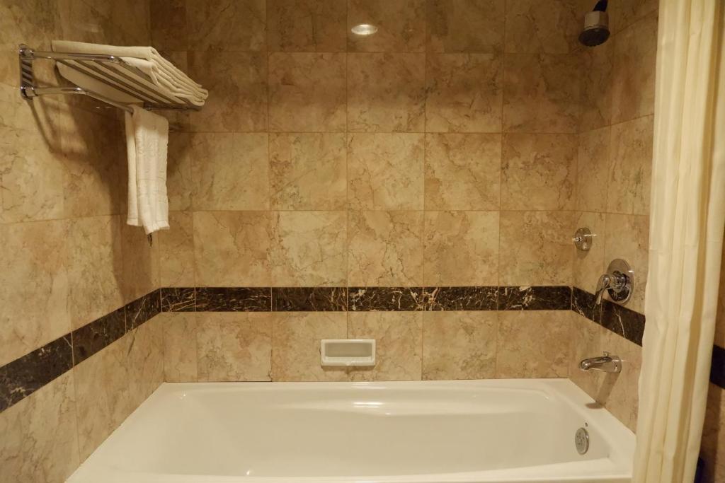Ванная комната в Parkview Hotel