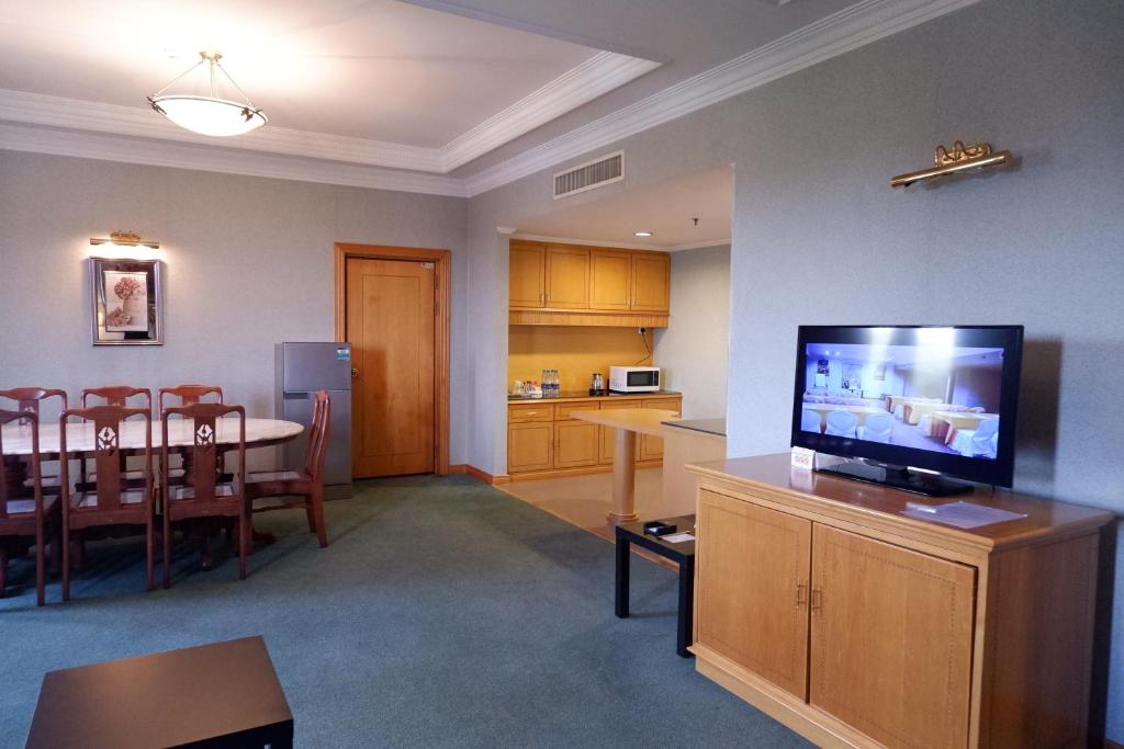 Кухня или мини-кухня в Parkview Hotel
