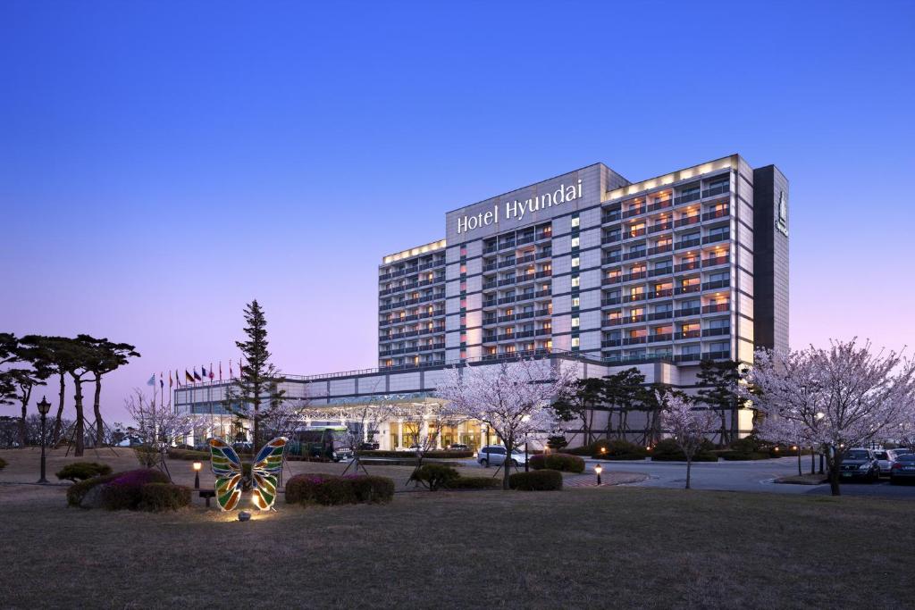 un grand bâtiment avec des lumières devant lui dans l'établissement Hotel Hyundai by Lahan Mokpo, à Mokpo