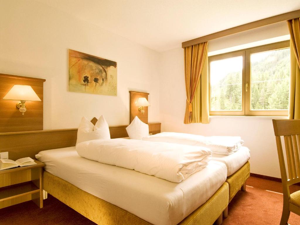 Postel nebo postele na pokoji v ubytování Hotel Garni Alpenjuwel