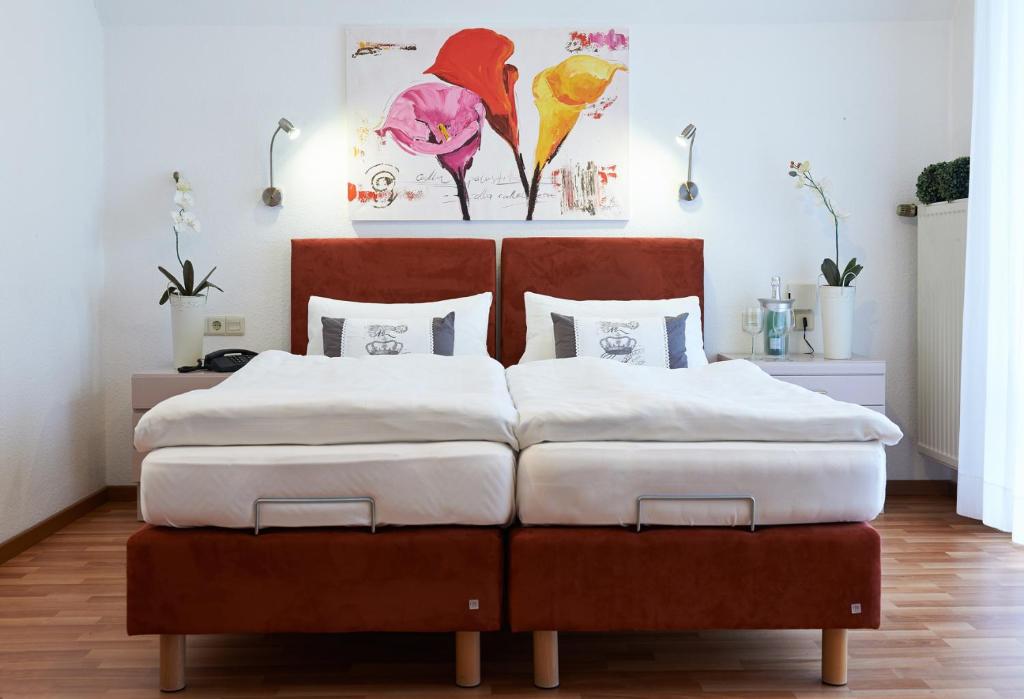 1 dormitorio con 2 camas con sábanas blancas en Aparthotel Stibbe, en Horn-Bad Meinberg
