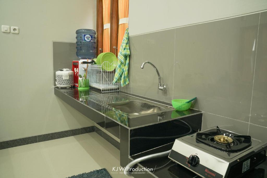 M Stay Guest House Jogja - Family Room With Shared Bathroom