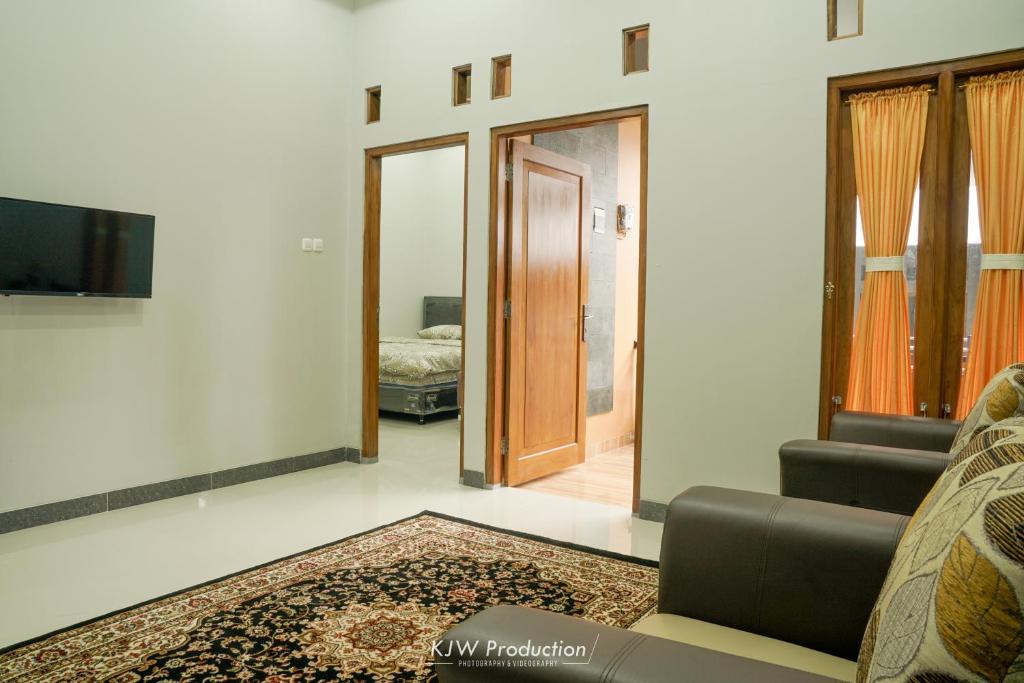 M Stay Guest House Jogja - Family Room With Shared Bathroom