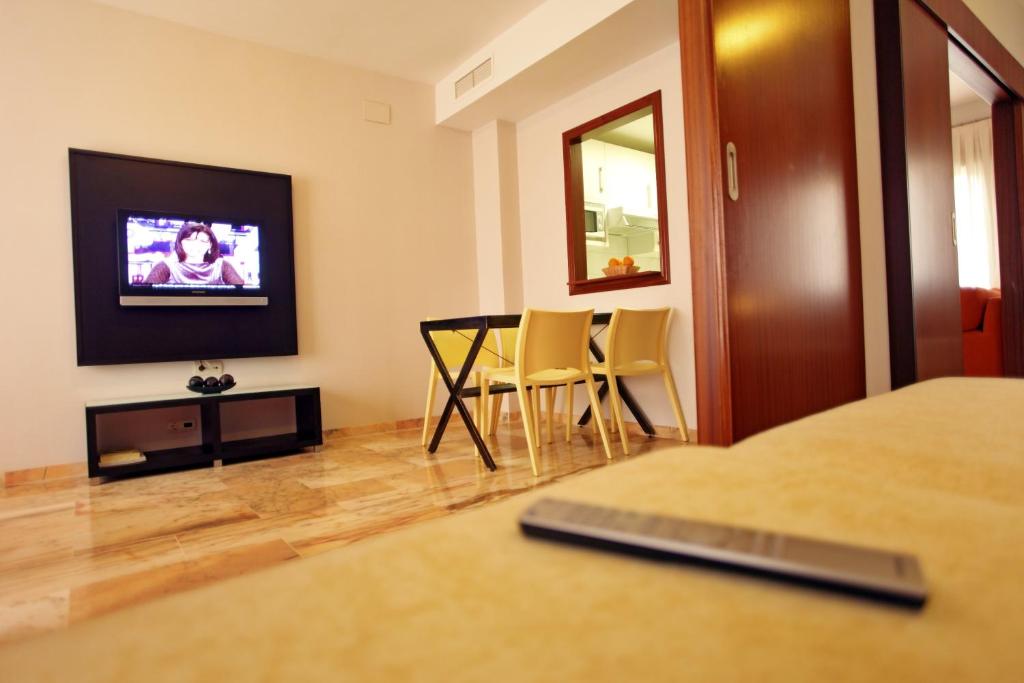 Televízia a/alebo spoločenská miestnosť v ubytovaní Apartamentos Vértice Bib Rambla