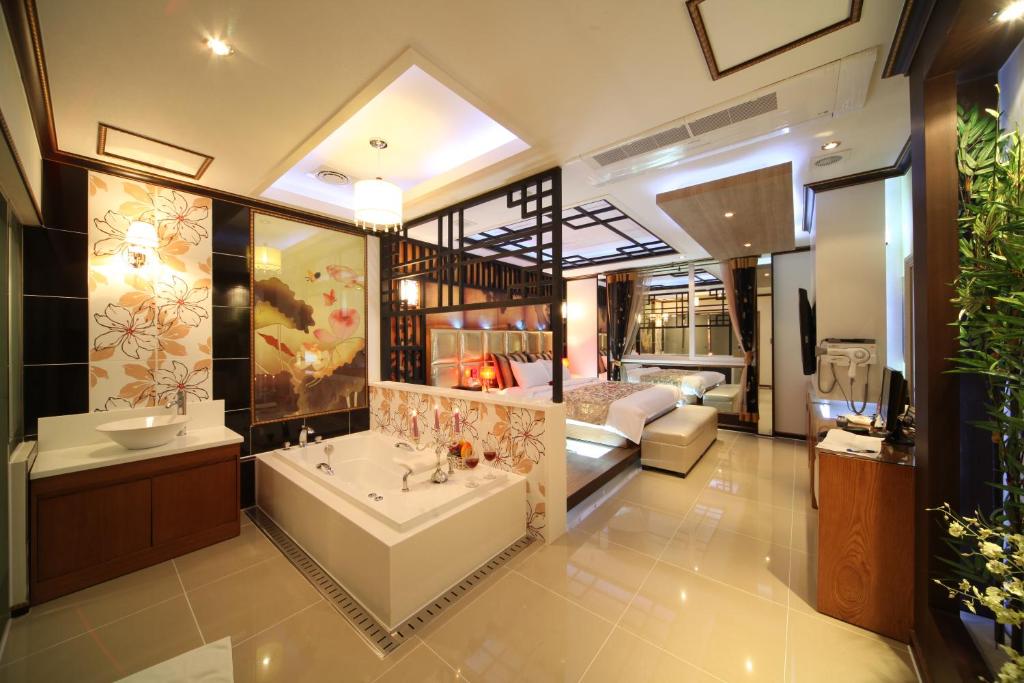 łazienka z dużą wanną i sypialnia w obiekcie Esia hotel w mieście Daegu