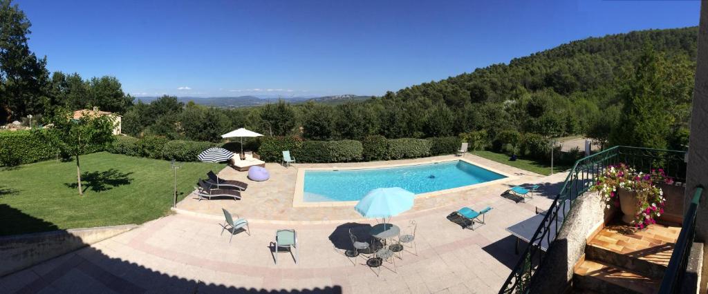 Widok na basen w obiekcie Villa Léna lub jego pobliżu