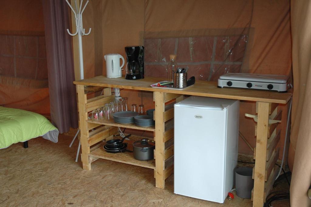 Kuchyň nebo kuchyňský kout v ubytování Camping des eydoches - 3 étoiles