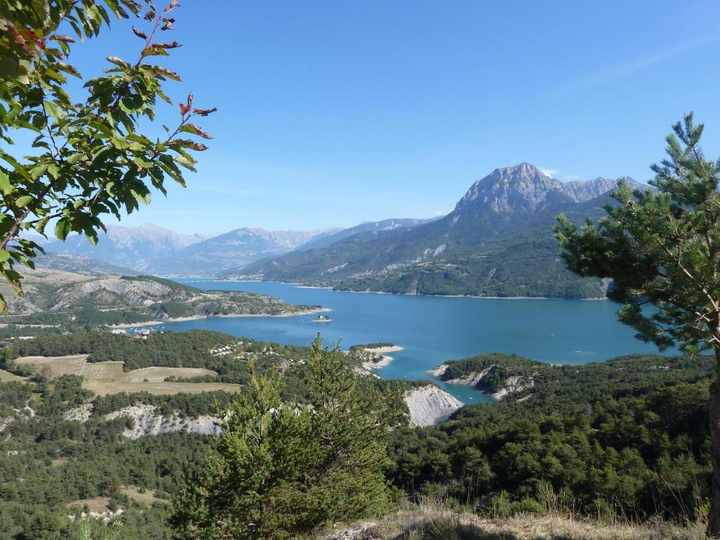 a view of a lake with mountains in the background at Greselin in Chorges
