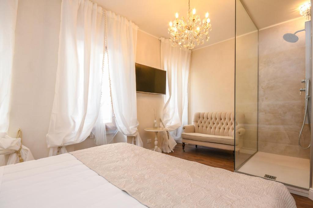 Postel nebo postele na pokoji v ubytování Luxury Suite Sirmione