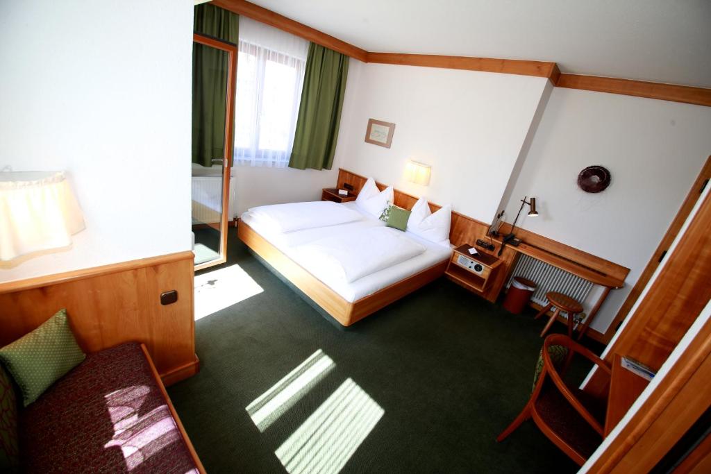 En eller flere senge i et værelse på HOTEL ZILLNERs EINKEHR ***