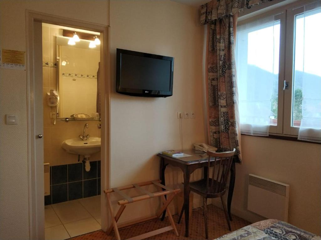 TV a/nebo společenská místnost v ubytování Logis Hotel Calisola Besançon - Soirée Etape