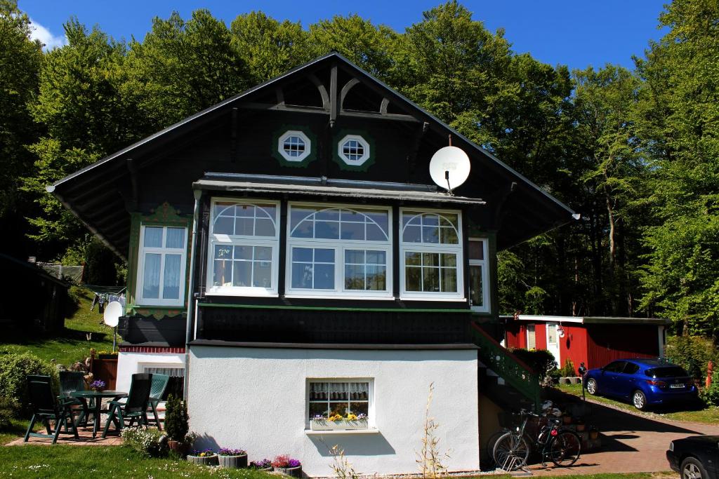 Cette maison en noir et blanc dispose d'une grande fenêtre. dans l'établissement Ferienwohnungen am Nationalpark, à Sassnitz