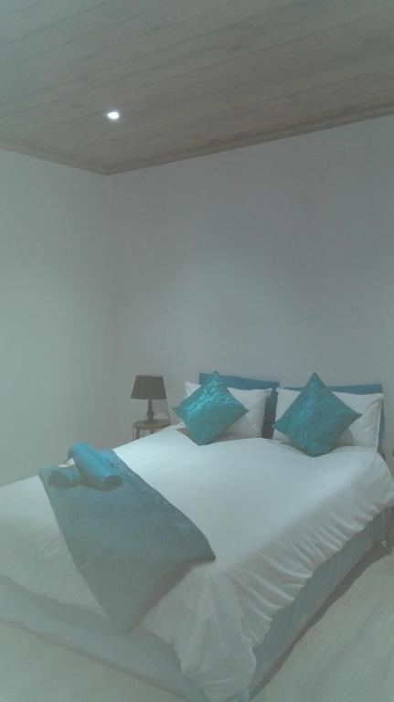 Una cama o camas en una habitación de Guest Lodge on the Edge