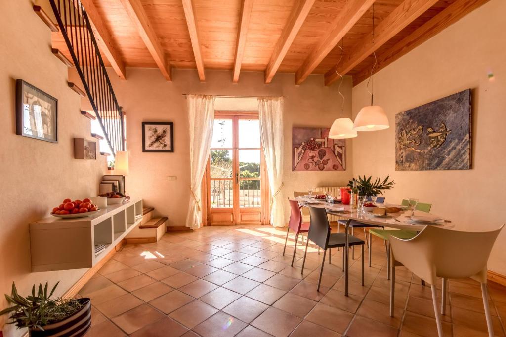 a kitchen and dining room with a table and chairs at Historical House Palma in Palma de Mallorca