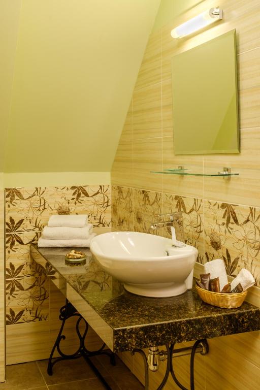 A bathroom at Boutique hotel Pracháreň