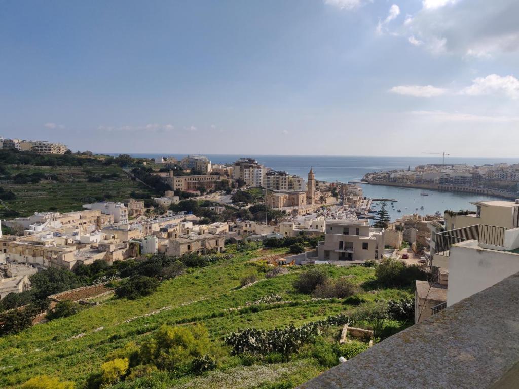 Gallery image of Panoramic Penthouse in Marsascala which enjoys sea and country views in Marsaskala