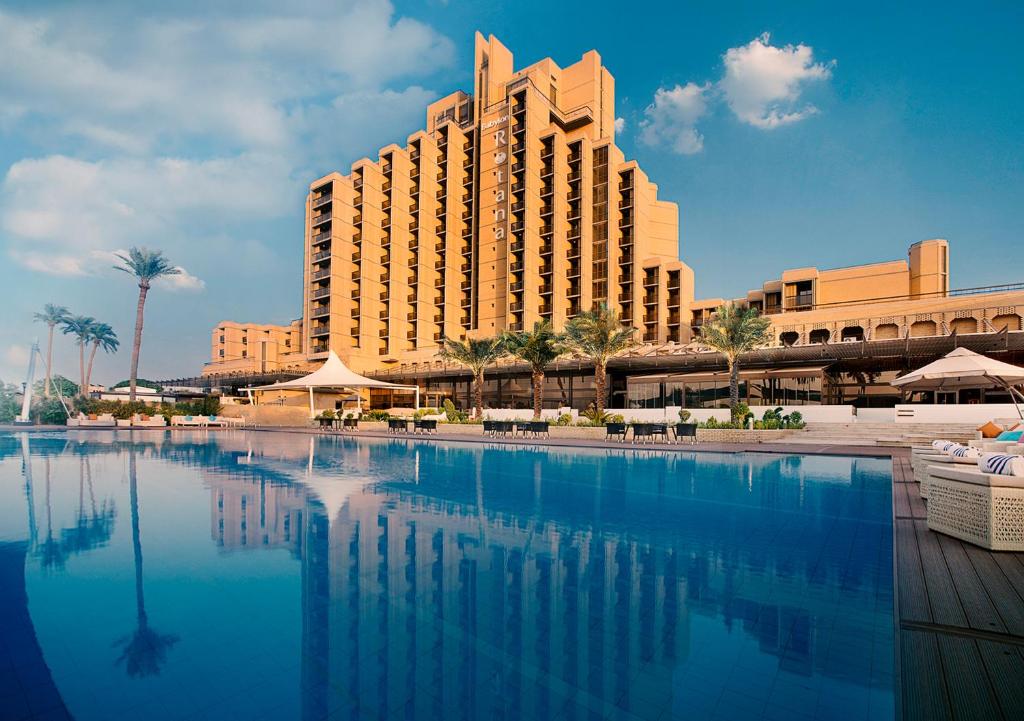 バグダッドにあるBabylon Rotana Hotelのリゾートの正面にプールがあるホテル