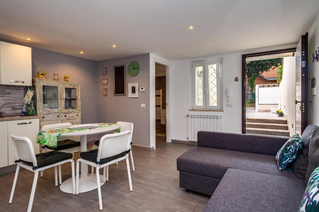 una sala de estar con un sofá y una mesa en Alex&#39;s House Fregene, en Fregene