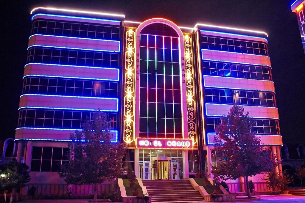 un edificio con luces de Navidad delante de él en Grand Nakhchivan Hotel, en Najicheván