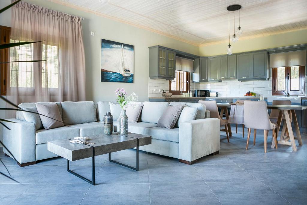 uma sala de estar com um sofá e uma mesa em Cephalonian Countryside Villa em Divarata