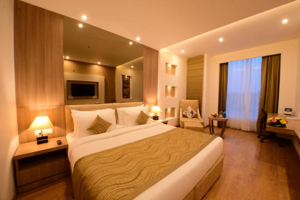 Ένα ή περισσότερα κρεβάτια σε δωμάτιο στο SureStay Plus by Best Western Amritsar