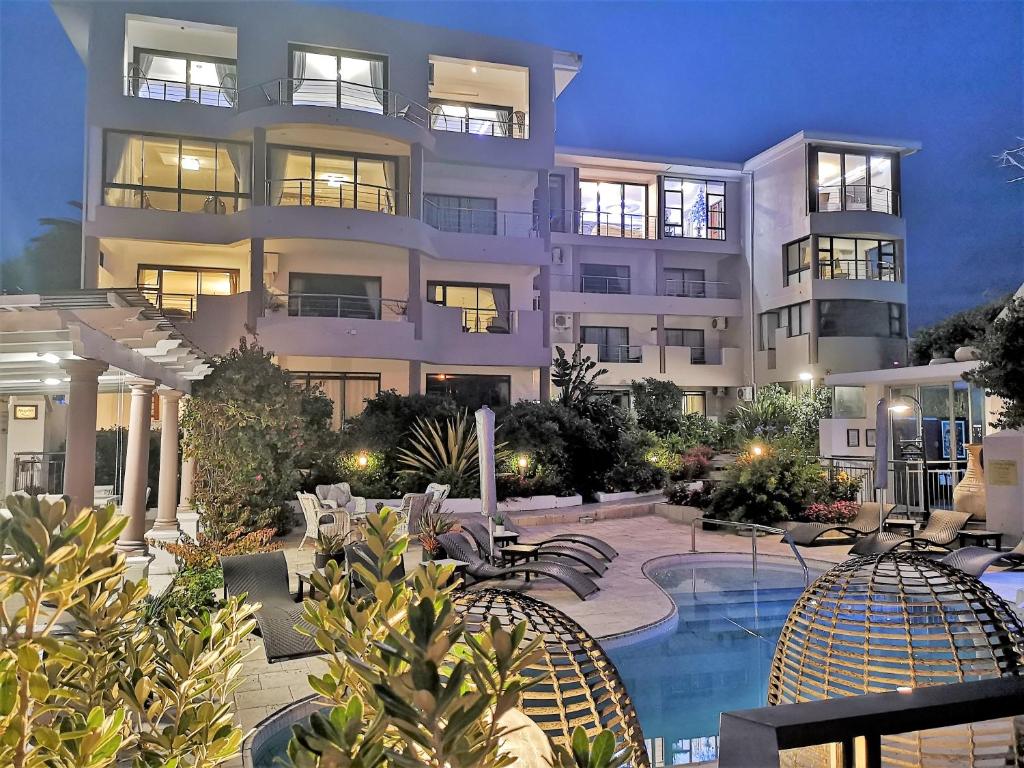 un gran edificio de apartamentos con piscina en Misty Waves Boutique Hotel, en Hermanus