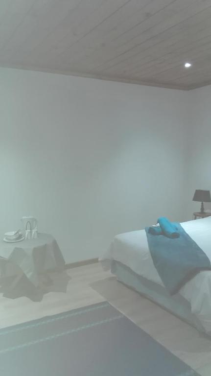 Una cama o camas en una habitación de Guest Lodge on the Edge