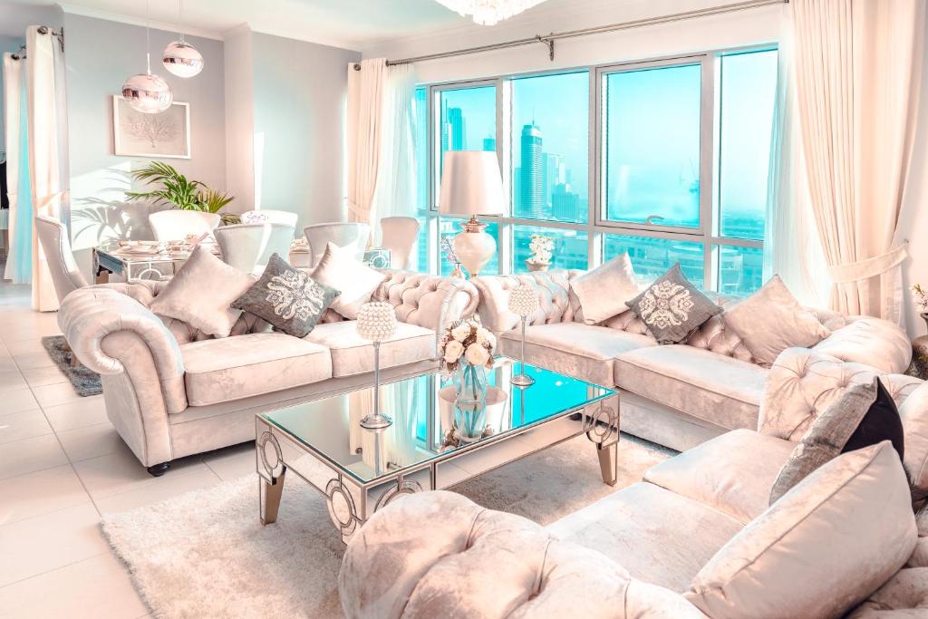 ein Wohnzimmer mit 2 Sofas und einem Tisch in der Unterkunft Elite Royal Apartment - Burj Residences T7 - President in Dubai